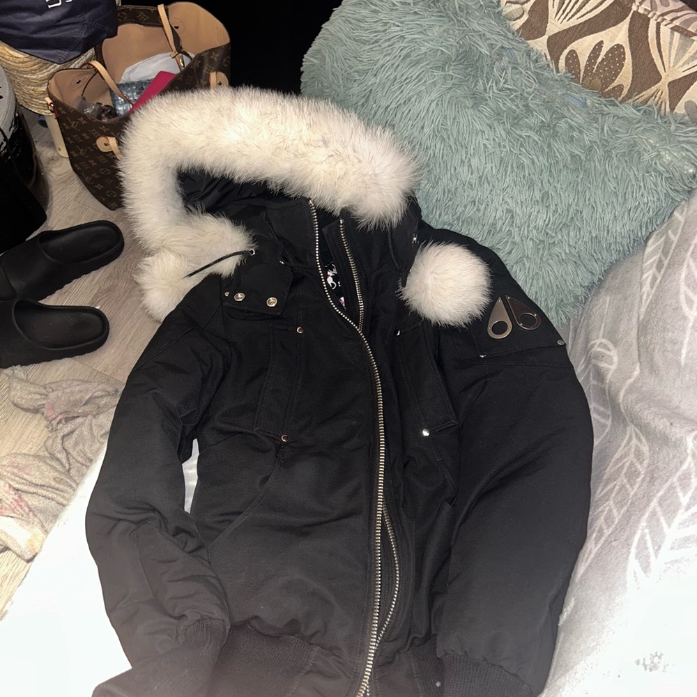 AUTHENTIC WOMENS WHITE FUR MOOSEKNUCKLE GREAT CONDITION